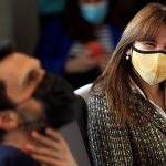 La diputada de JxCat Laura Borràs (dcha,), junto al todavía presidente del Parlament, Roger Torrent, al que sustituirá