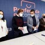 El presidente de FELE Bierzo, Javier Morán (2D), junto al presidente y vicepresidenta de la nueva asociación Ponferrada Es Comercio, Ángel Luis Escuredo (2I), y Paula Ramón, durante la presentación de los objetivos y líneas de actuación del colectivo