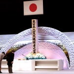 El Emperador Naruhito (R) y la Emperatriz Masako (L) de Japón se inclinan ante el altar por las víctimas del terremoto y tsunami del 11 de marzo de 2011 en Tokio, Japón