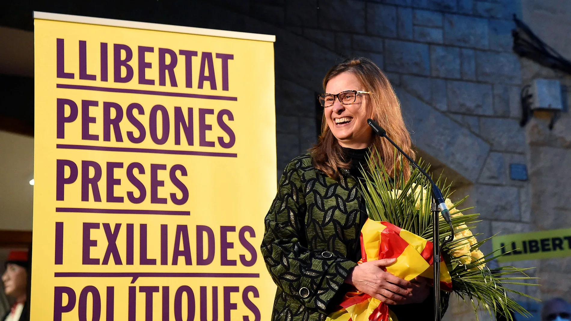 La ex consellera Meritxell Serret, en el recibimiento que le hizo su municipio, Vallfogona de Balaguer (Lérida), tras su regreso