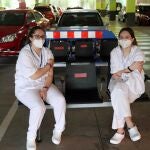 Enfermeras se vacunan este jueves en el autovac instalado en uno de los aparcamientos del Hospital Universitario Central de Asturias (HUCA)