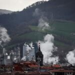 Vista del vapor expulsado por una fábrica de papel ubicada en la localidad guipuzcoana de Hernani