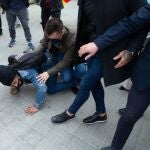 Agentes de los Mossos d'Esquadra reducen a un manifestante que increpaba al líder de Vox, Santiago Abascal y el cabeza de lista por Vox, Ignacio Garriga a su llegada al Parlamento de Cataluña.