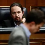 El vicepresidente segundo del Gobierno, Pablo Iglesias , y el diputado de Más País, Íñigo Errejón durante un pleno del Congreso de los Diputados, en Madrid