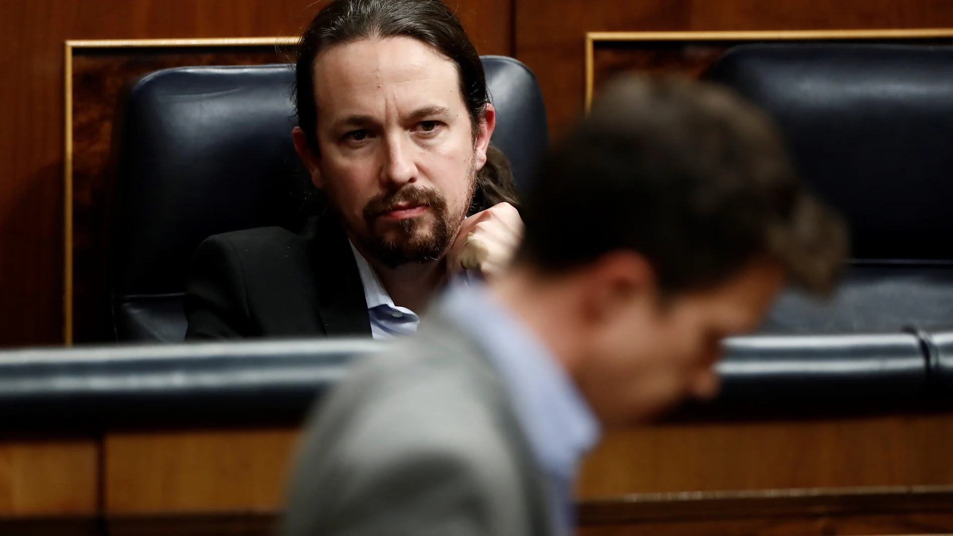 El vicepresidente segundo del Gobierno, Pablo Iglesias , y el diputado de Más País, Íñigo Errejón durante un pleno del Congreso de los Diputados, en Madrid