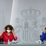 La ministra portavoz y ministra de Hacienda, María Jesús Montero, y la vicepresidenta tercera y ministra de Asuntos Económicos y Transformación Digital, Nadia Calviño, al término del Consejo de Ministros
