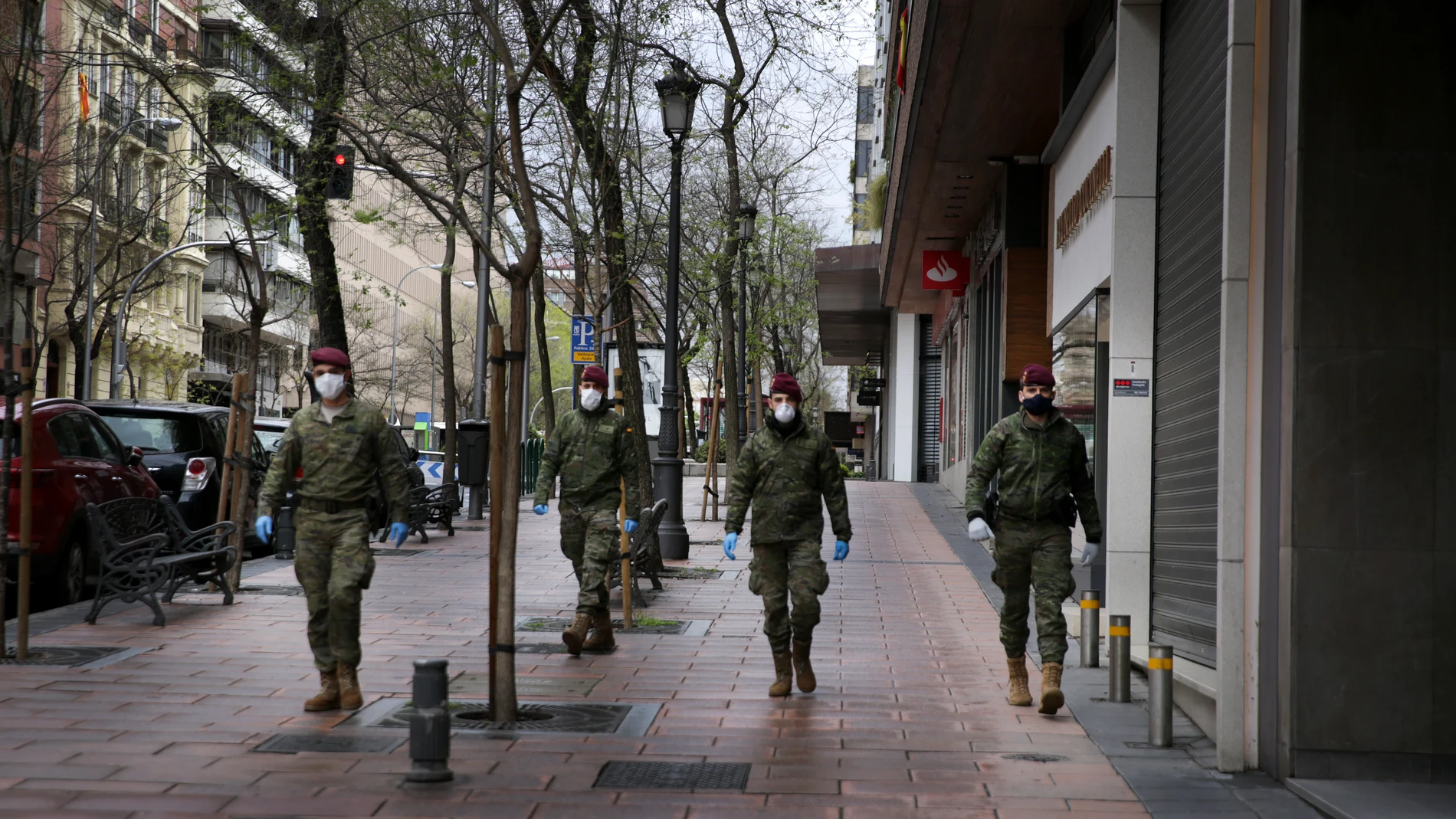 Varios efectivos del Ejército de Tierra por las calles de Madrid durante los primeros días del estado de alarma