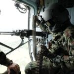Un soldado sobrevuela en un helicóptero el campamento de las disidencias de las Fuerzas Armadas Revolucionarias de Colombia (FARC)