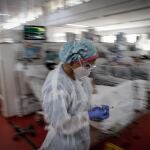 ACOMPAÑA CRÓNICA BRASIL CORONAVIRUS- BRA300.SÃO PAULO (BRASIL),13/03/2021.- Personal médico trabaja este viernes 12 de marzo, en la UCI del Hospital de M'Boi Mirim, en un suburbio de Sao Paulo. La UCI del Hospital de M'Boi Mirim, en un suburbio de Sao Paulo, parece un escenario de guerra. Está abarrotada de enfermos con covid. Los hay de todas las edades. Una legión de sanitarios corre para no perder a ninguno de ellos en este pulso a vida o muerte en el epicentro global de la pandemia: Brasil. EFE/FERNANDO BIZERRA