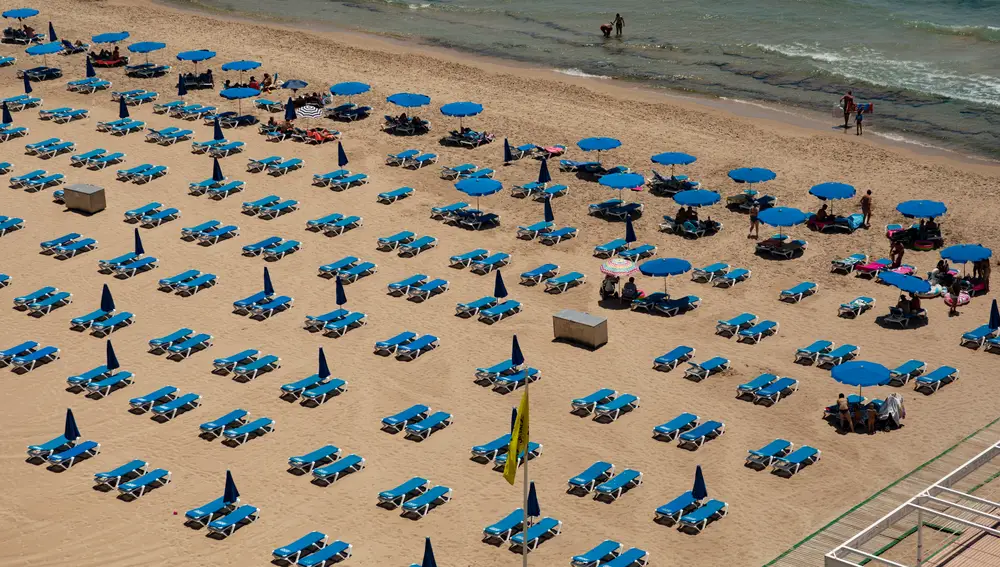 Benidorm en el verano post Covid con poco turismo y las playas vacías