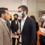 Mario Gómez (Cs) y Francisco Lucas (PSRM), momentos antes de reunirse con motivo de la moción de censura