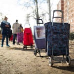 Cola de reparto de alimentos en Aluche, cuya asociación de Vecinos, AVA, ayuda a las personas mas vulnerables