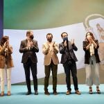 Juanma Moreno y Teodoro García Egea (centro), entre los dirigentes del PP cordobés