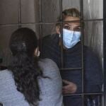 Jeanine Áñez se asoma desde las celdas de la Fuerza Especial de Lucha Contra el Crimen (FELCC) en La Paz, Bolivia