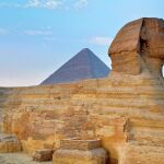 Gran Esfinge de Guiza. Tras ella puede apreciarse la pir&aacute;mide de Keops.