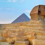 Gran Esfinge de Guiza. Tras ella puede apreciarse la pirámide de Keops.