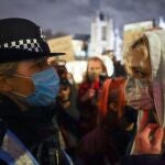Un agente de policía con una manifestante en Londres, durante la vigilia por la muerte de Sarah Everard