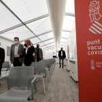 El presidente de la Generalitat, Ximo Puig, ha destacado este domingo que todo está preparado para iniciar mañana lunes la inmunización del personal docente y auxiliar de los centros educativos, un proceso que servirá de ensayo general de la vacunación masiva que comenzará el mes que viene. En seis días 6 días se vacunará a 116.032 personas en 23 municipios distribuidos por todo el territorio, ha destacado Puig, quien junto al conseller de Educación, Vicent Marzà (I) , y la consellera de Sanidad, Ana Barceló (d) , ha visitado el hospital auxiliar de La Fe donde este lunes se iniciará la campaña de vacunación contra la covid-19..