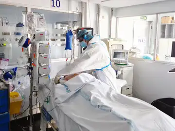 UCI en el hospital de Salamanca, donde han fallecido en el último día cuatro personas por coronavirus UCI en el hospital de Salamanca, donde han fallecido en el último día cuatro personas por coronavirus