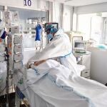 UCI en el hospital de Salamanca, donde han fallecido en el último día cuatro personas por coronavirus