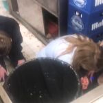 Los asistentes escondidos detrás de la barra