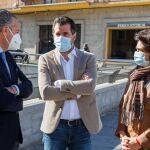 El secretario general del PSOECyL, Luis Tudanca (C); a su llegada a Segovia, acompañado por el presidente de la FES, Andrés Ortega (I); y la procuradora, Alicia Palomo