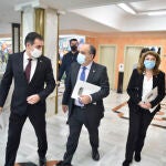 El portavoz del Grupo Parlamentario VOX en la Región de Murcia, Juan José Liarte (i), acompañado de los diputados de la formación en la asamblea regional, Mabel Campuzano (d), y Francisco Carrera (centro),