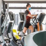 Un hombre realiza deporte en las instalaciones de un gimnasio
