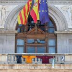 Imagen de los polares falleros que el Ayuntamiento de Valencia colgó en el balcón y tuvo que retirar