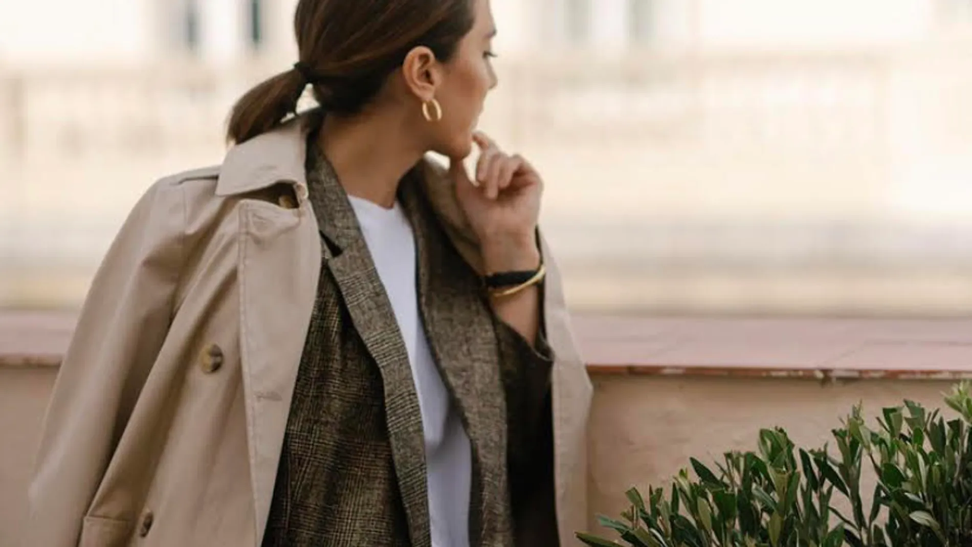 Tamara Falcó con gabardina de H&M.