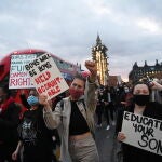 Manifestantes fuera del Parlamento británico protestan por la muerte de Sarah Everard en Londres