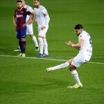 Rafa Mir no perdonó con su lanzamiento de penalti y puso el 2-1 en el Barcelona - Huesca