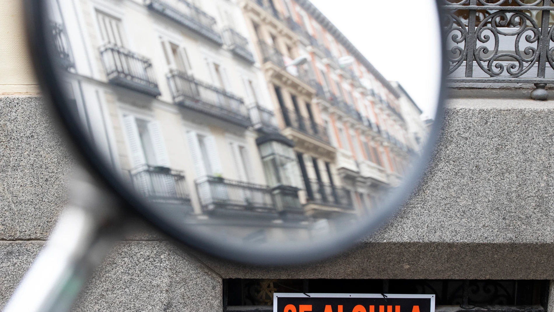 Cartel en una ventana de se alquila bajo sótano