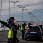 Control policial en la salida de Sevilla capital a la altura del Puente del Alamillo