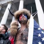 Jacob Anthony Chansley, uno de los seguidores de Donald Trump que se ha convertido en uno de los rostros más conocidos del asaltó el Capitolio
