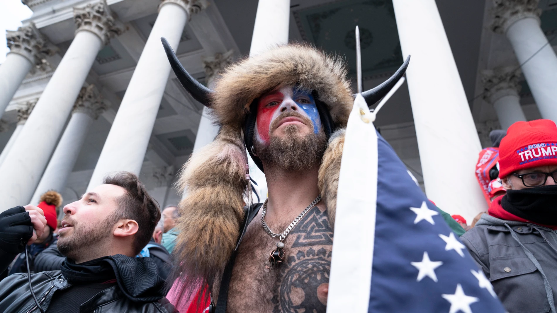 Jacob Anthony Chansley, uno de los seguidores de Donald Trump que se ha convertido en uno de los rostros más conocidos del asaltó el Capitolio