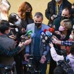 El hasta ahora portavoz de Ciudadanos en las Cortes Valencianas y coordinador autonómico del partido en esa comunidad, Toni Cantó, atiende a los medios en las Cortes, un día después de anunciar su retirada de la política, en Valencia