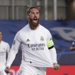Sergio Ramos celebra su gol contra la Atalanta en Liga de Campeones.