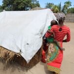 Una mujer llamada Elsa se encuentra refugiada junto a su familia en un campamento en el norte de Mozambique por la violencia yihadista