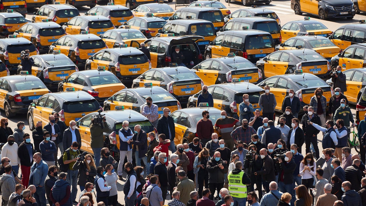 ¿Por qué los taxistas protestan contra el Barça? Anuncian un "paro total" del servicio mañana