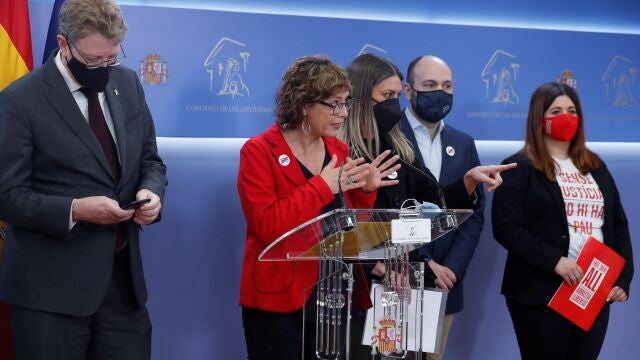 La diputada de ERC, Inés Granollers (2i) junto con los diputados de JxCAT, Ferrán Bel (i) y Míriam Nogueras (c) y el diputado de ERC, Jordi Salvador (2d) durante la rueda de prensa en el Congreso este martes antes de presentar la Ley de Amnistía que registrarán mañana