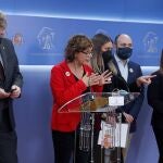 La diputada de ERC, Inés Granollers (2i) junto con los diputados de JxCAT, Ferrán Bel (i) y Míriam Nogueras (c) y el diputado de ERC, Jordi Salvador (2d) durante la rueda de prensa en el Congreso este martes antes de presentar la Ley de Amnistía que registrarán mañana