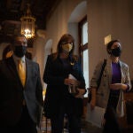 El diputado de JxCat y abogado Jaume Alonso-Cuevillas; la nueva presidenta del Parlament de Cataluña, Laura Borràs; y la diputada de ERC, Anna Caula, a su llegada a la reunión de la primera reunión de la Mesa