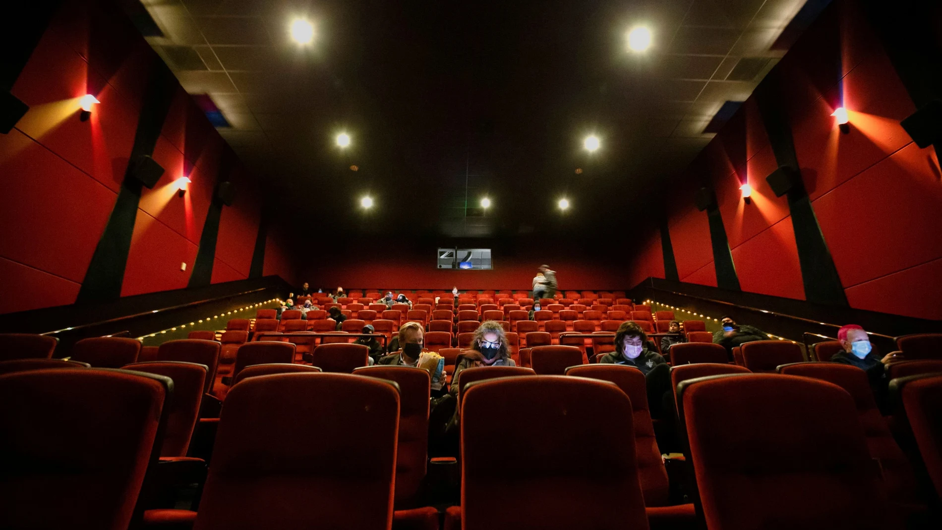 Christopher Nolan (izq.), el primer día en el que se abrieron los cines de Los Angeles tras el confinamiento REUTERS/Mario Anzuoni