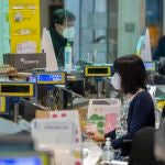 Varios empleados trabajan en la Oficina de Correos de Cibeles, en Madrid, (España)