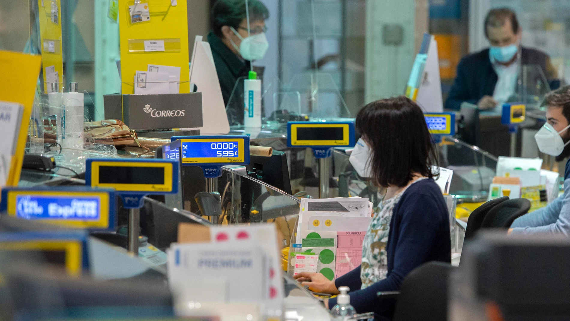 Varios empleados trabajan en la Oficina de Correos de Cibeles, en Madrid, (España)