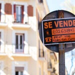 Cartel de se vende una vivienda en una señal de trafico