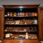 Viejo armario con los objetos y productos necesarios para la conservación de obras de arte