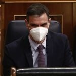 El presidente del Gobierno, Pedro Sánchez, durante una sesión de Control al Gobierno en el Congreso de los Diputados, en Madrid, (España), a 17 de marzo de 2021. La oposición pregunta hoy al Gobierno sobre su gestión de la pandemia un año después de su inicio. Además, se tomará en cuenta el impacto que que la pandemia ha tenido en la salud mental de los ciudadanos. Asimismo, el PP y Ciudadanos pedirán cuentas sobre su trabajo al todavía vicepresidente, que ha anunciado su salida del Gobierno para presentarse como candidato de Podemos a la Presidencia de la Comunidad de Madrid.17 MARZO 2021;SESION DE CONTROL;GOBIERNO;EUROPA PRESS/E. Parra. POOL17/03/2021