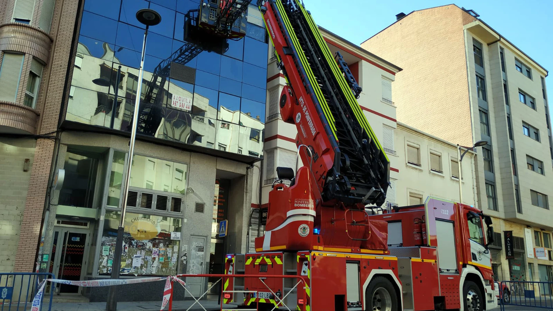 Los Bomberos de Ponferrada durante una actuación